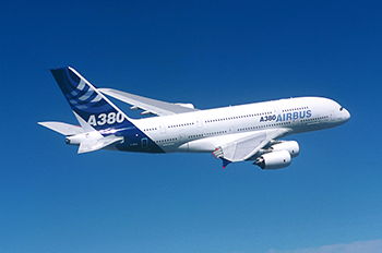 Airbus A380 w locie na tle błękitnego nieba